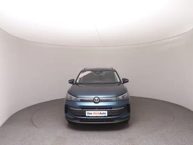 Volkswagen Tiguan view 3