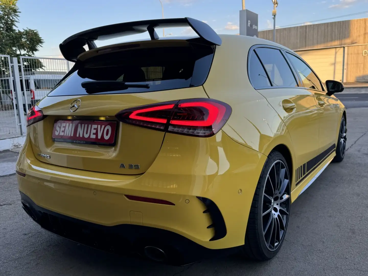 Mercedes-Benz A 35 AMG 4Matic+ 7G-DCT Jaune - 1