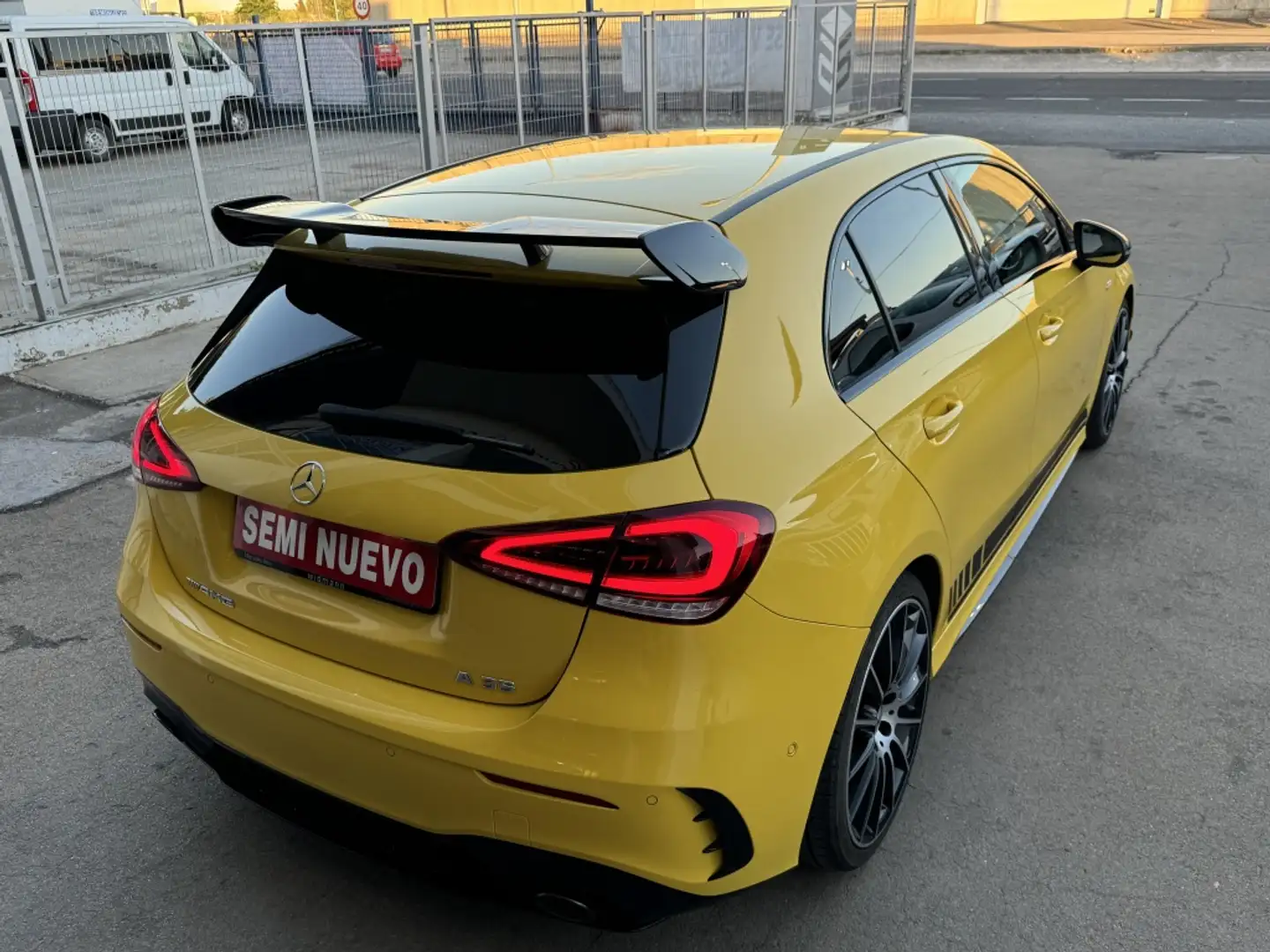 Mercedes-Benz A 35 AMG 4Matic+ 7G-DCT Jaune - 2