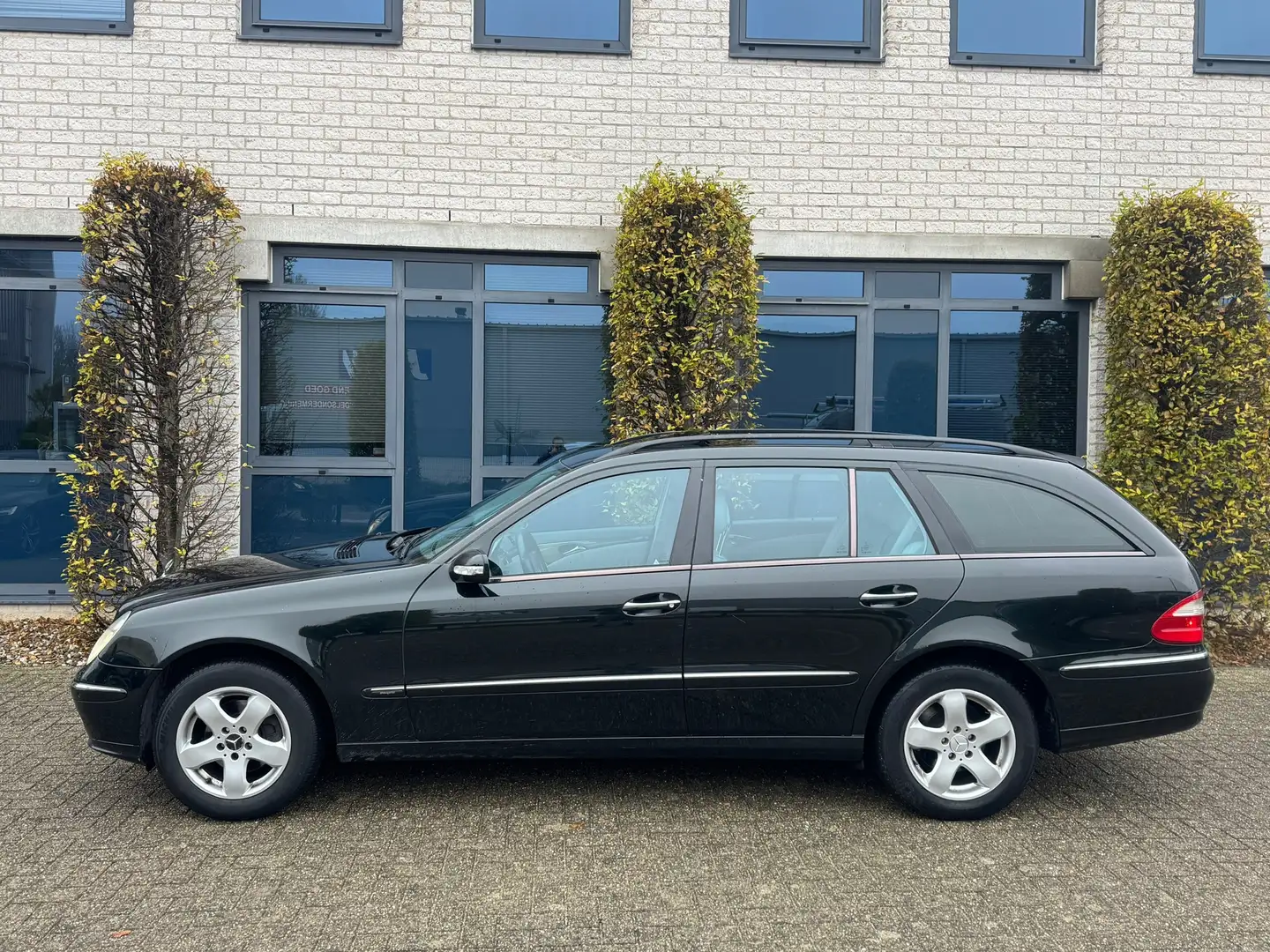 Mercedes-Benz E 320 Combi Classic | Handel/Export Zwart - 2