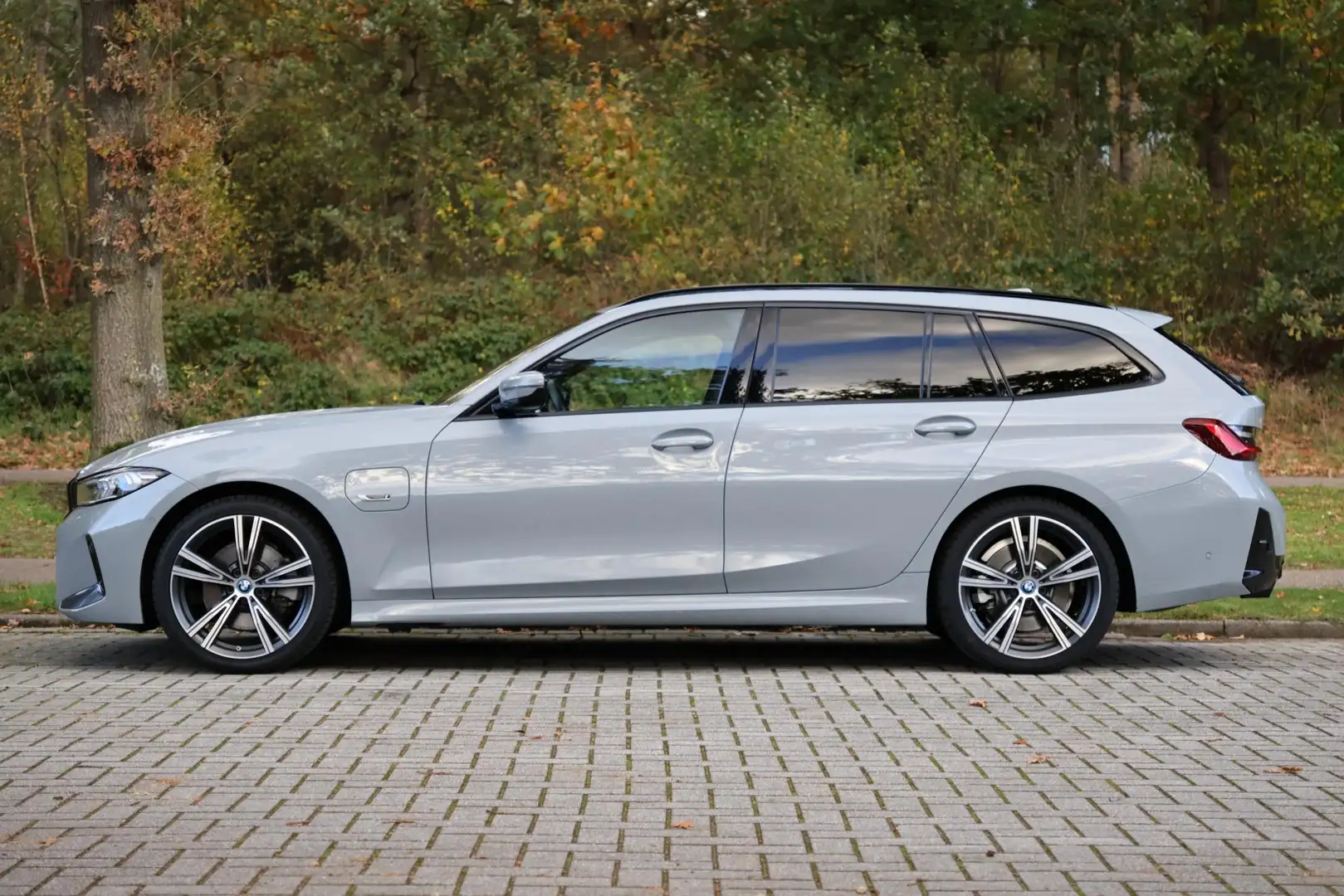 BMW 330 3-serie Touring 330e M-Sport | 19"| Adap Cruise | Grijs - 2