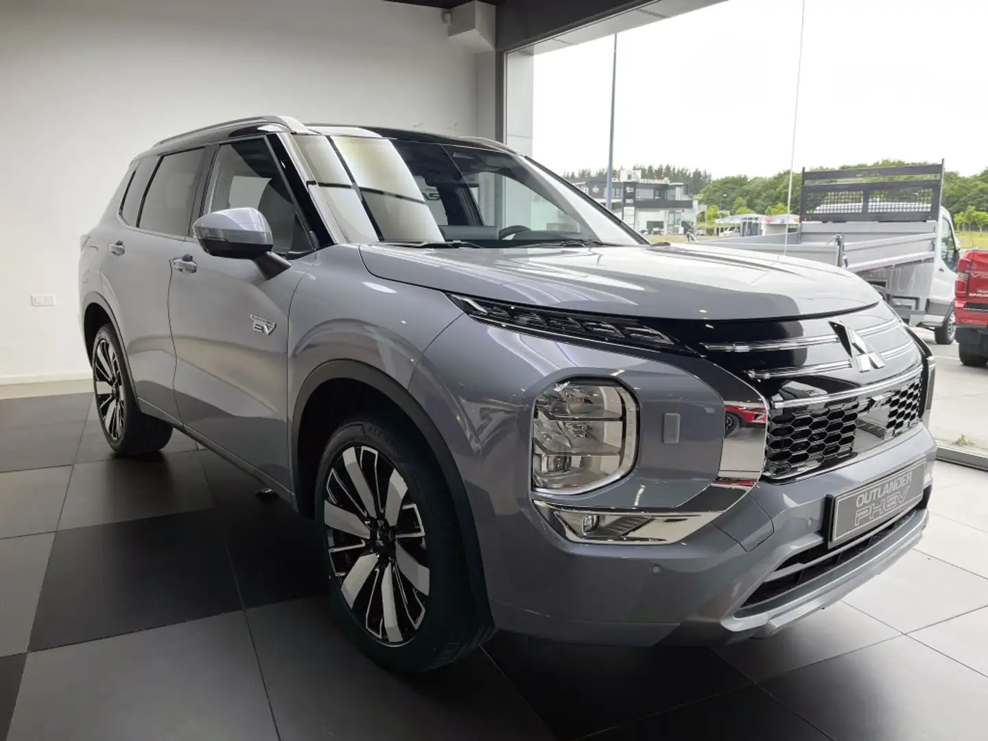 Mitsubishi Outlander PHEV Kaiteki+ 4WD Grijs - 1