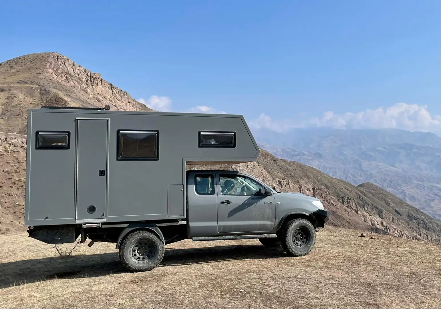 Caravans-Wohnm Sonstige Toyota Hilux con cabina hecha a medida Grau - 2