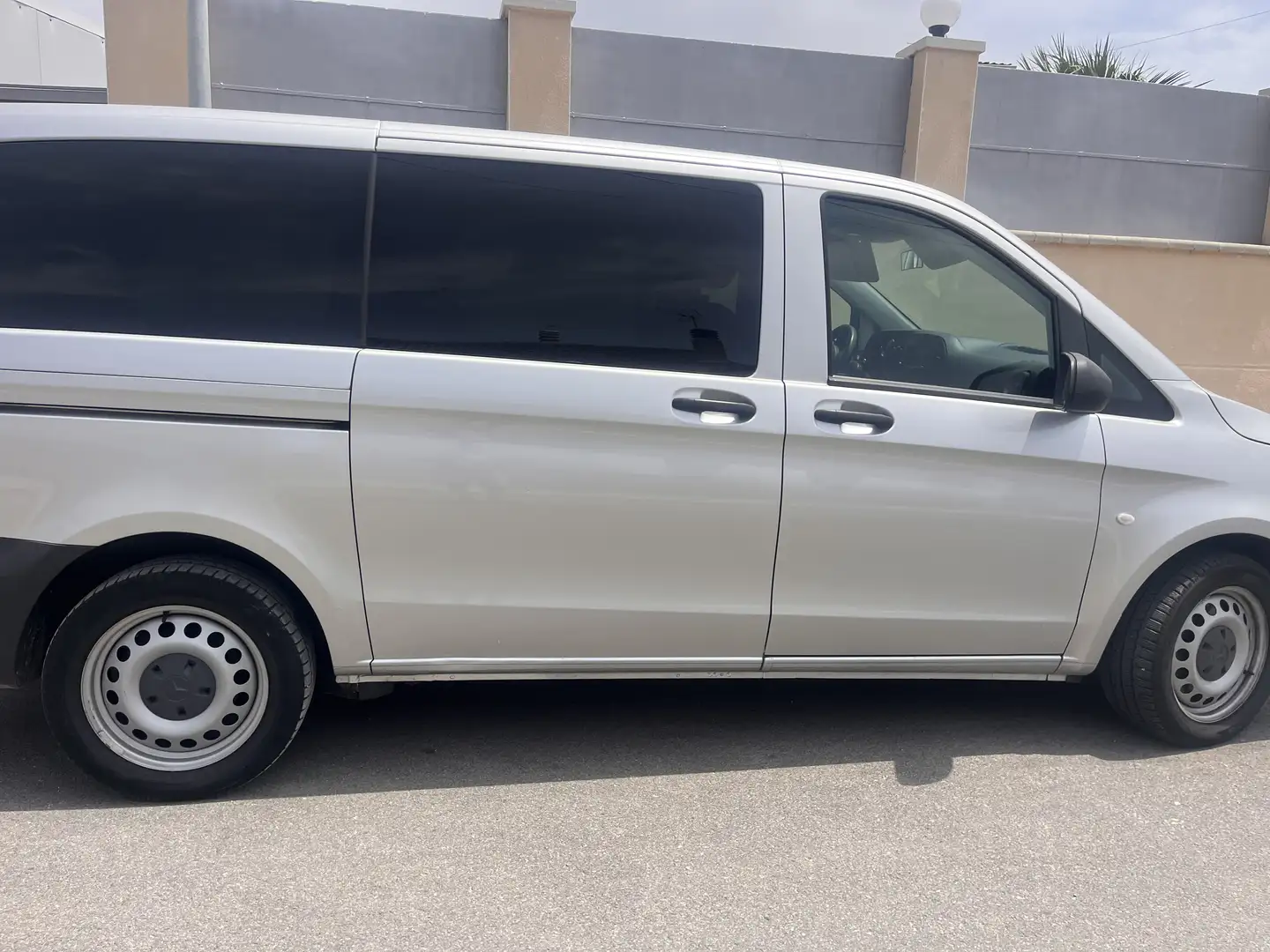 Mercedes-Benz Vito Tourer 119 CDI Pro Compacta Aut. 4x4 Gris - 2