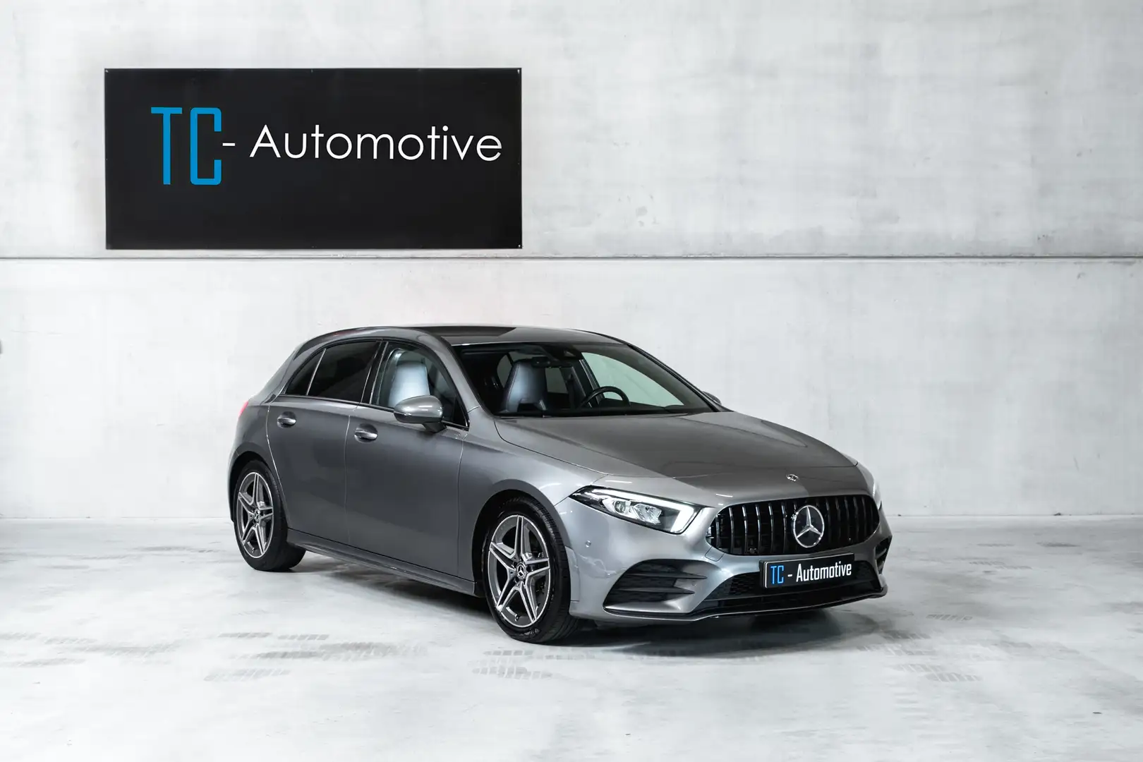 Mercedes-Benz A 180 AMG-line Business Solution Grijs - 1