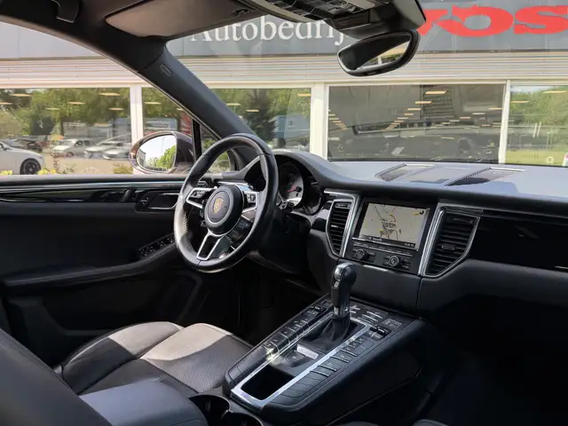 Porsche Macan view 8