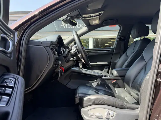 Porsche Macan view 4