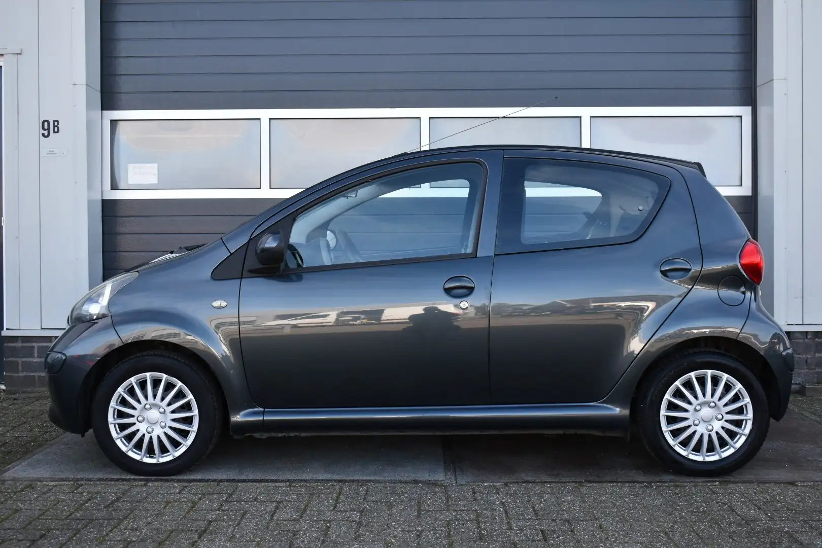 Toyota Aygo 1.0-12V airco. Grijs - 2