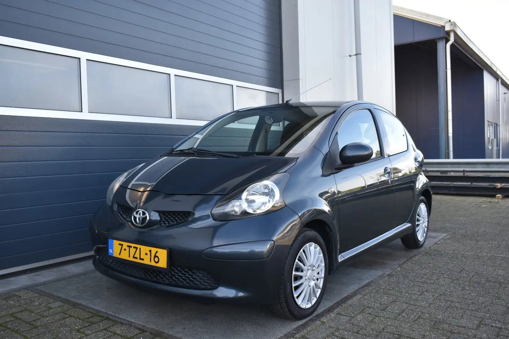 Toyota Aygo 1.0-12V airco. Grijs - 1