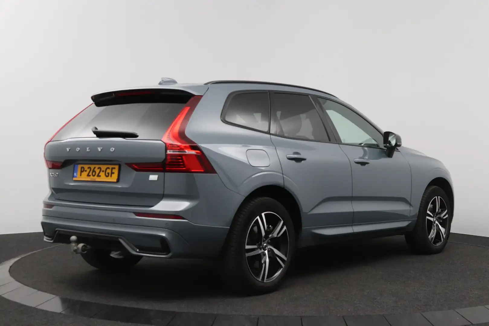Volvo XC60 2.0 T6 Plug-in hybrid AWD R-Design | Panoramadak | Grijs - 2