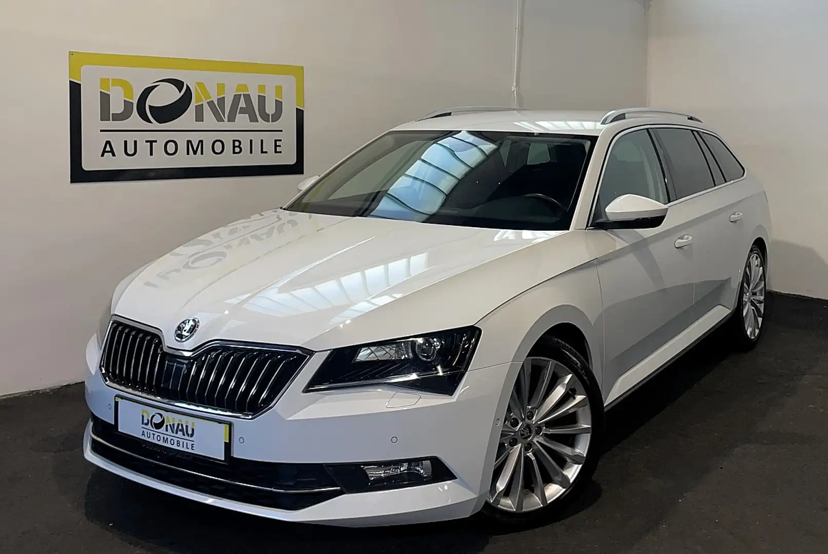 Skoda Superb Kombi 2,0 TDI Style * AHK * LED * Leder * Blanc - 1