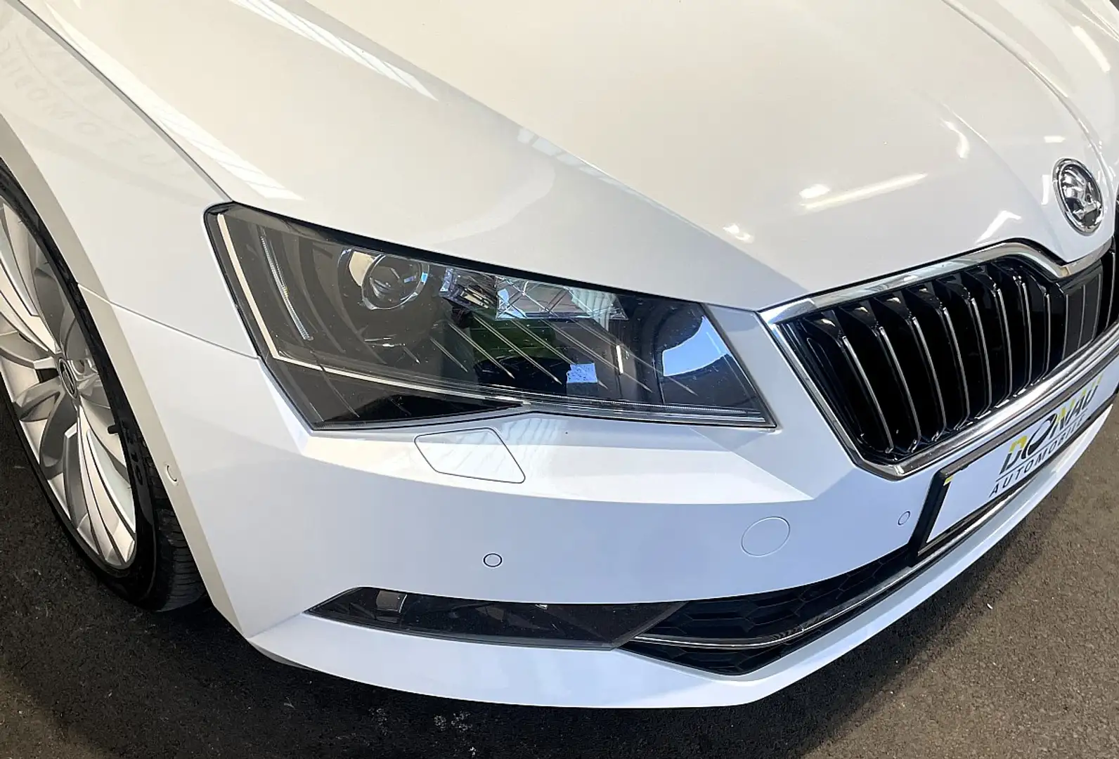 Skoda Superb Kombi 2,0 TDI Style * AHK * LED * Leder * Weiß - 2