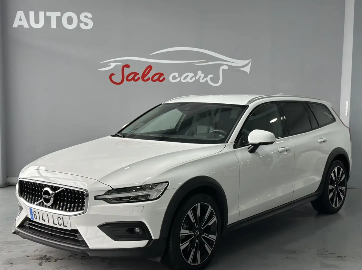 Volvo V60 Cross Country D4 Pro AWD Aut. White - 1