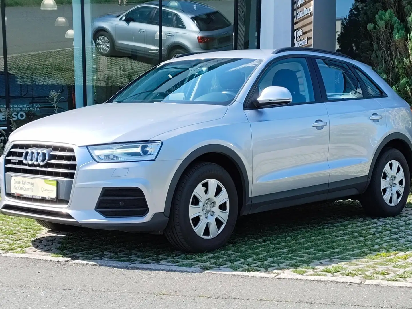 Audi Q3 2.0 TDI quattro S-line Sports Grau - 1