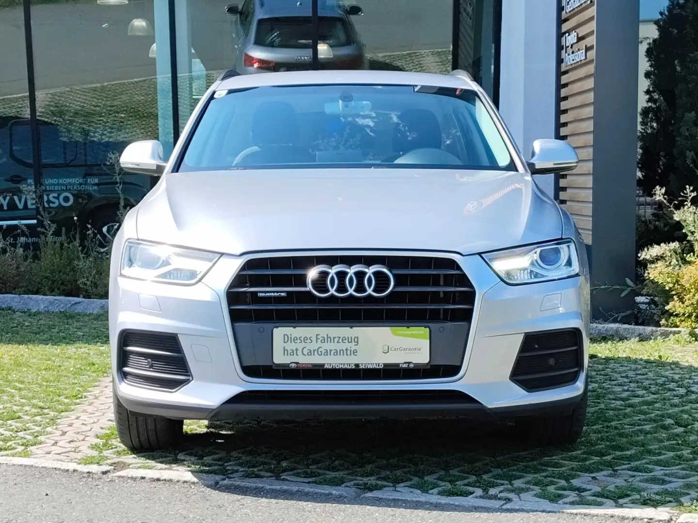 Audi Q3 2.0 TDI quattro S-line Sports Grau - 2
