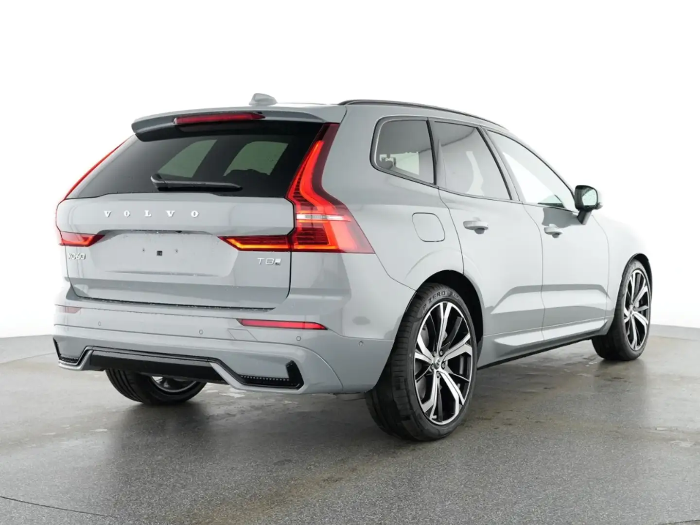 Volvo XC60 Ultra Dark Recharge Plug-In Hybrid AWD HUD AD Stan Grau - 2