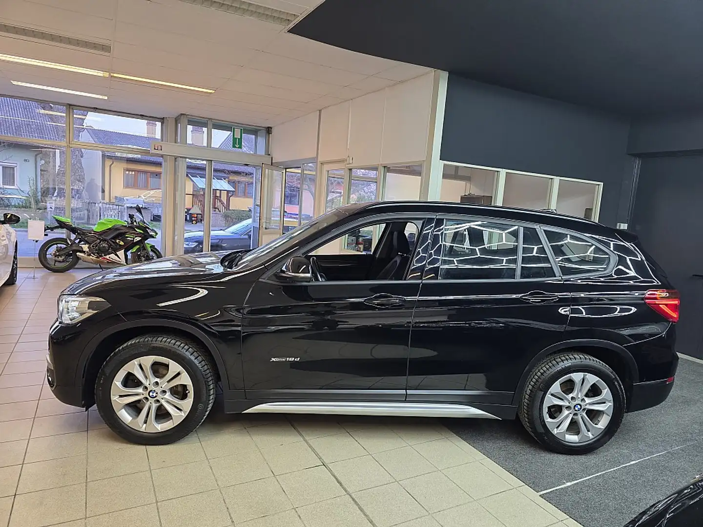 BMW X1 xDrive18d xLine Aut. Schwarz - 2