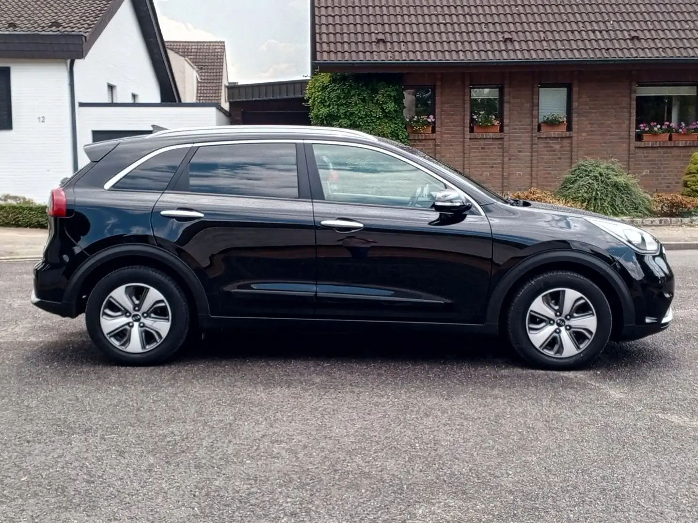 Kia Niro Vision*Wenig km*8-Fach bereift*Viele Extras Schwarz - 2