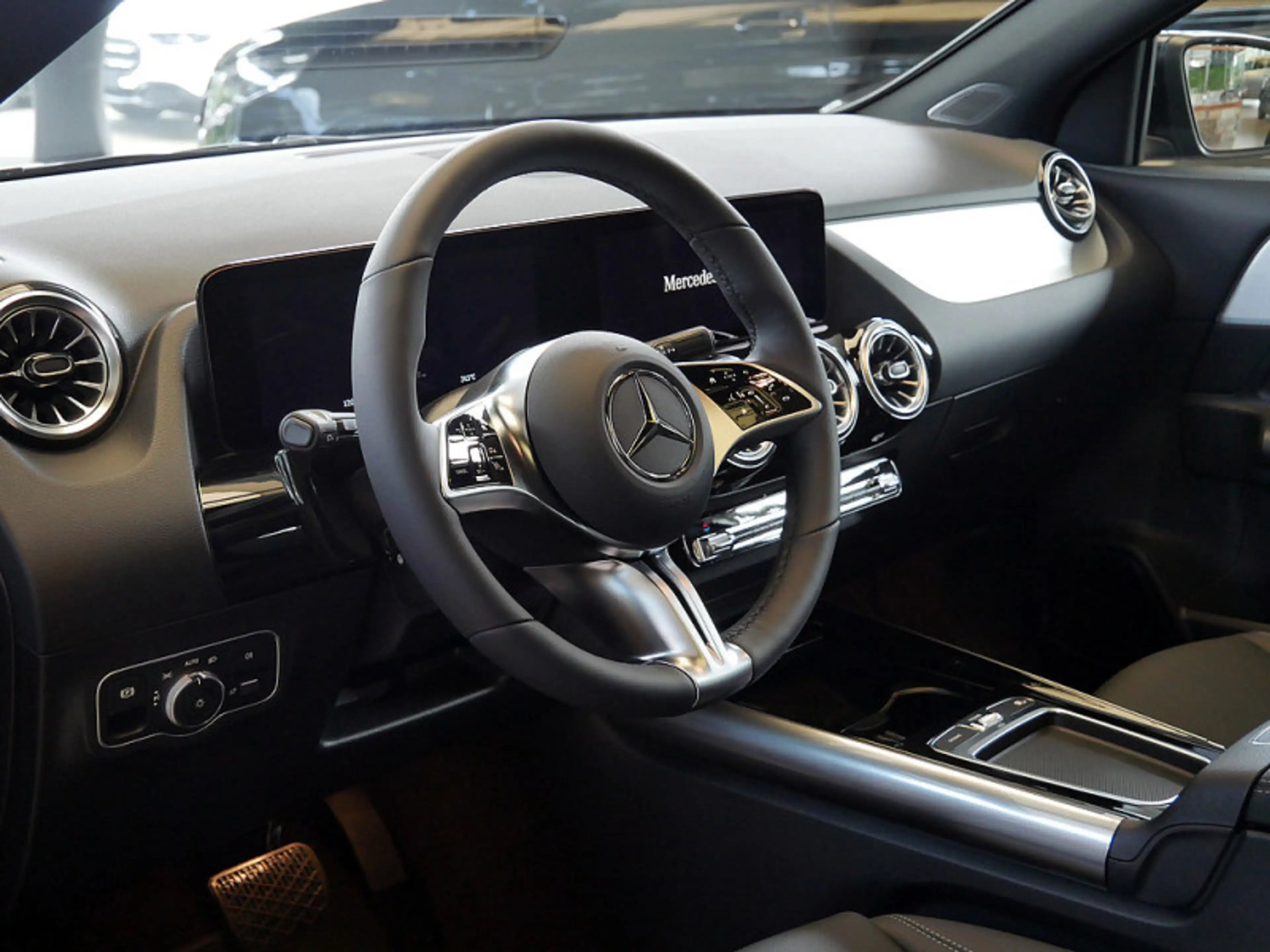 Mercedes-Benz GLA 180 d NIGHT PROGRESSIVE 360 DISTR KAMERA PDC — photo 12