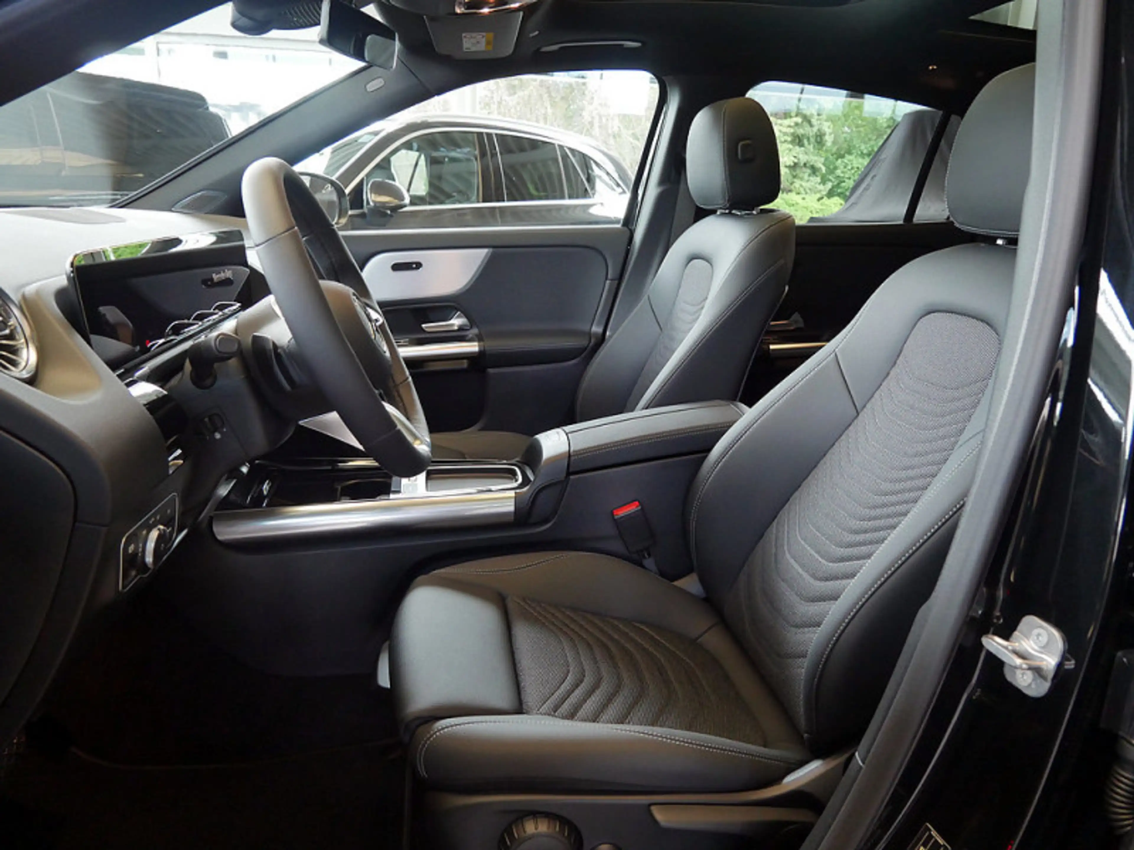 Mercedes-Benz GLA 180 d NIGHT PROGRESSIVE 360 DISTR KAMERA PDC — photo 14