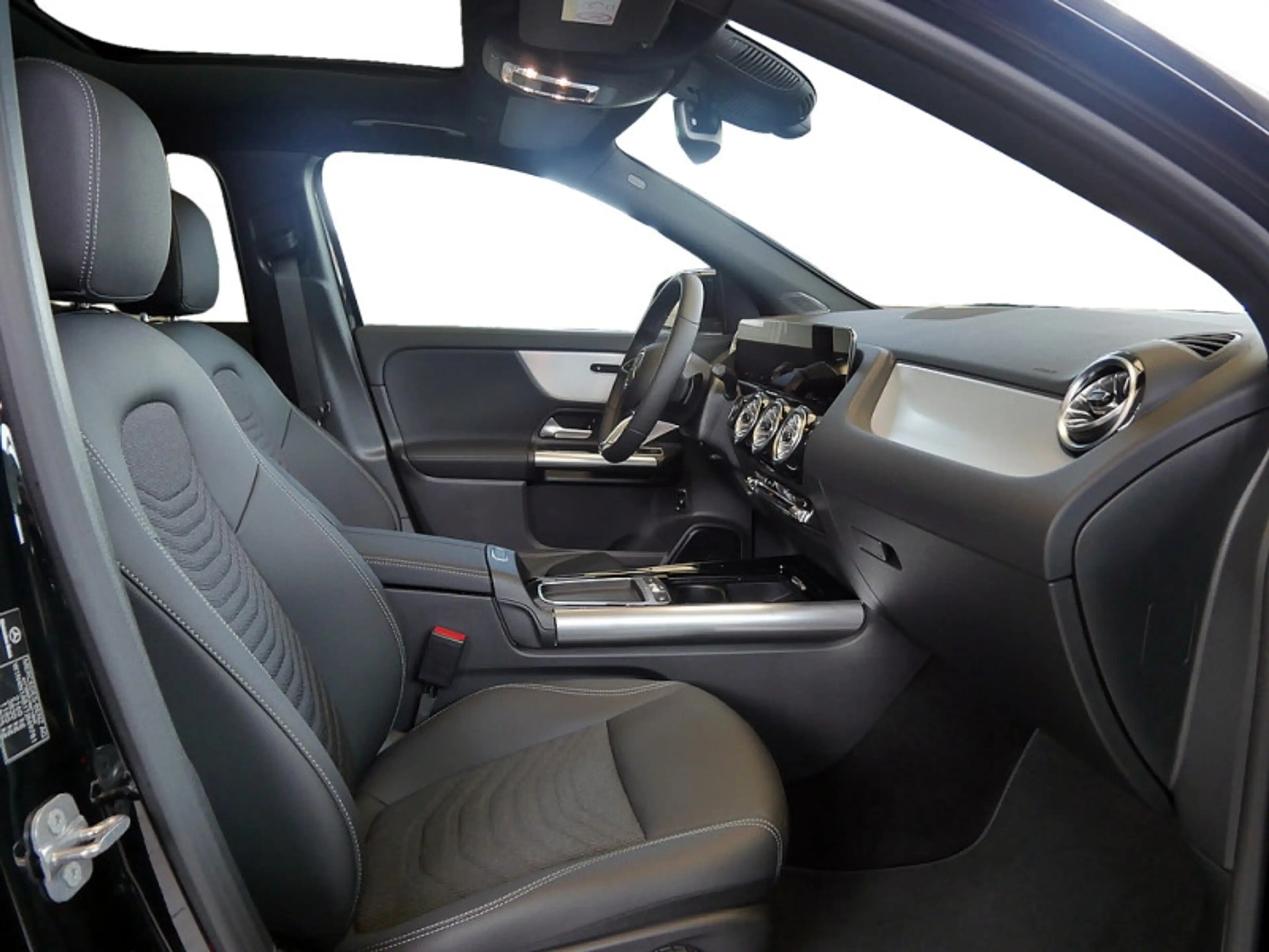 Mercedes-Benz GLA 180 d NIGHT PROGRESSIVE 360 DISTR KAMERA PDC — photo 5