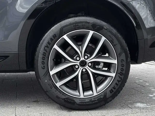 Land Rover Discovery Sport view 9