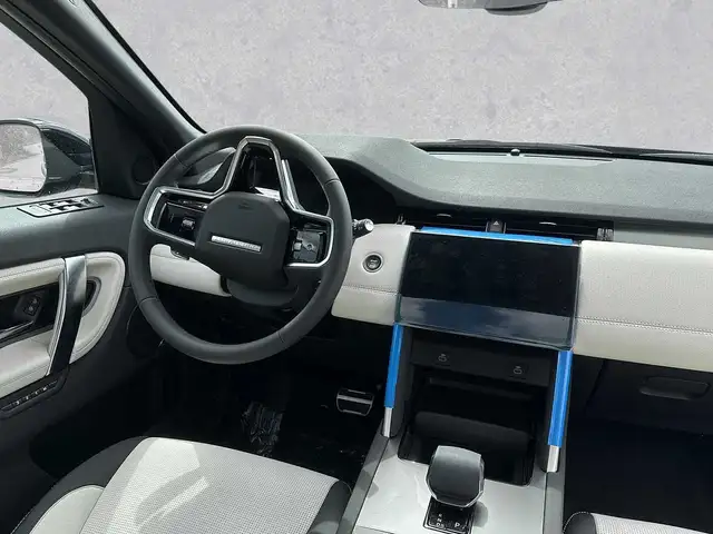 Land Rover Discovery Sport view 4