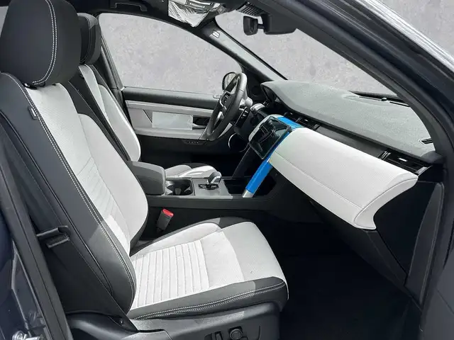 Land Rover Discovery Sport view 3