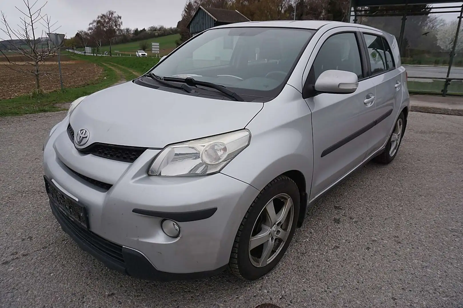 Toyota Urban Cruiser 1,4 D-4D DPF High Grau - 2