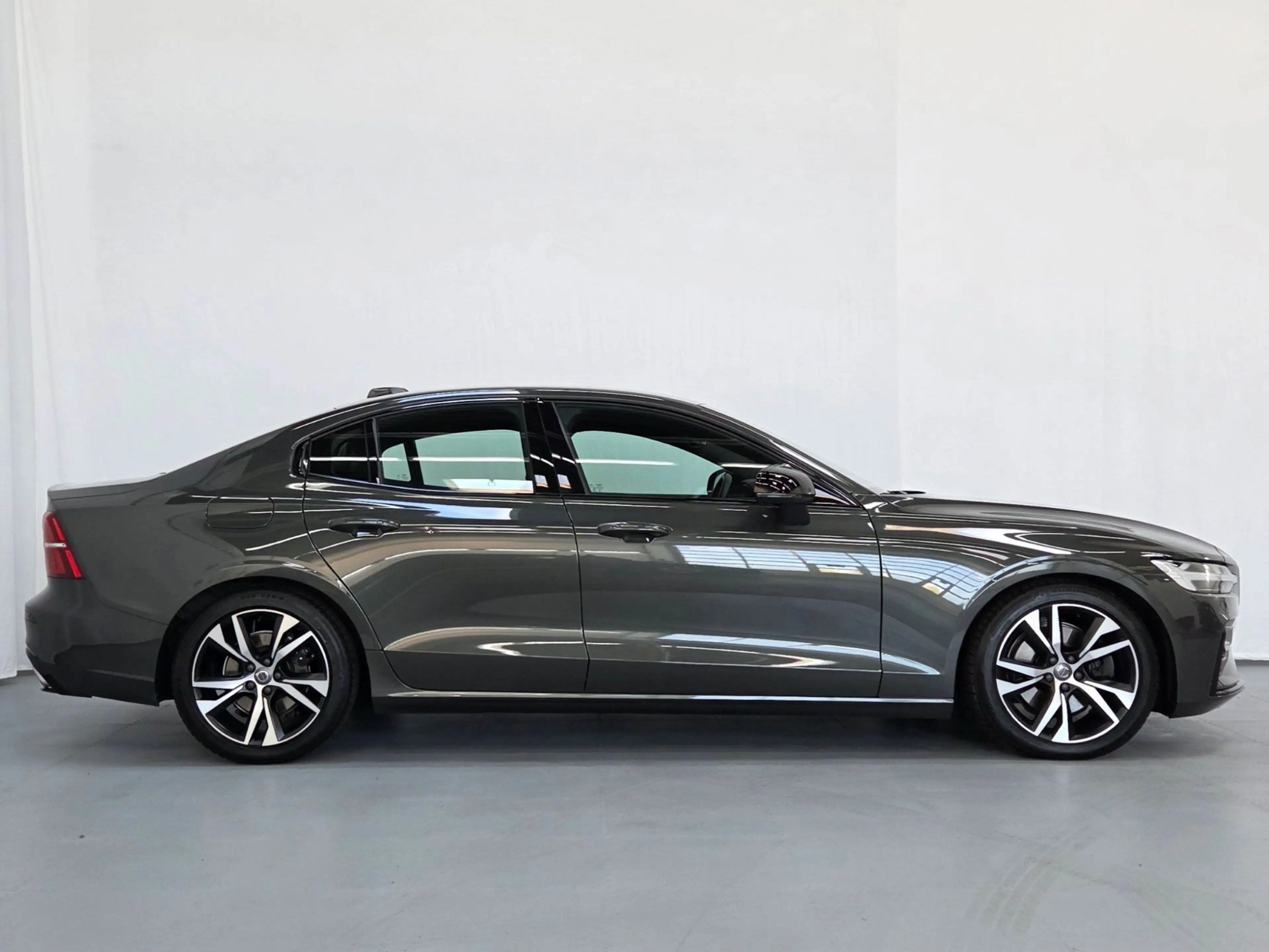 Volvo S60 B4 R-Design Geartronic — photo 2
