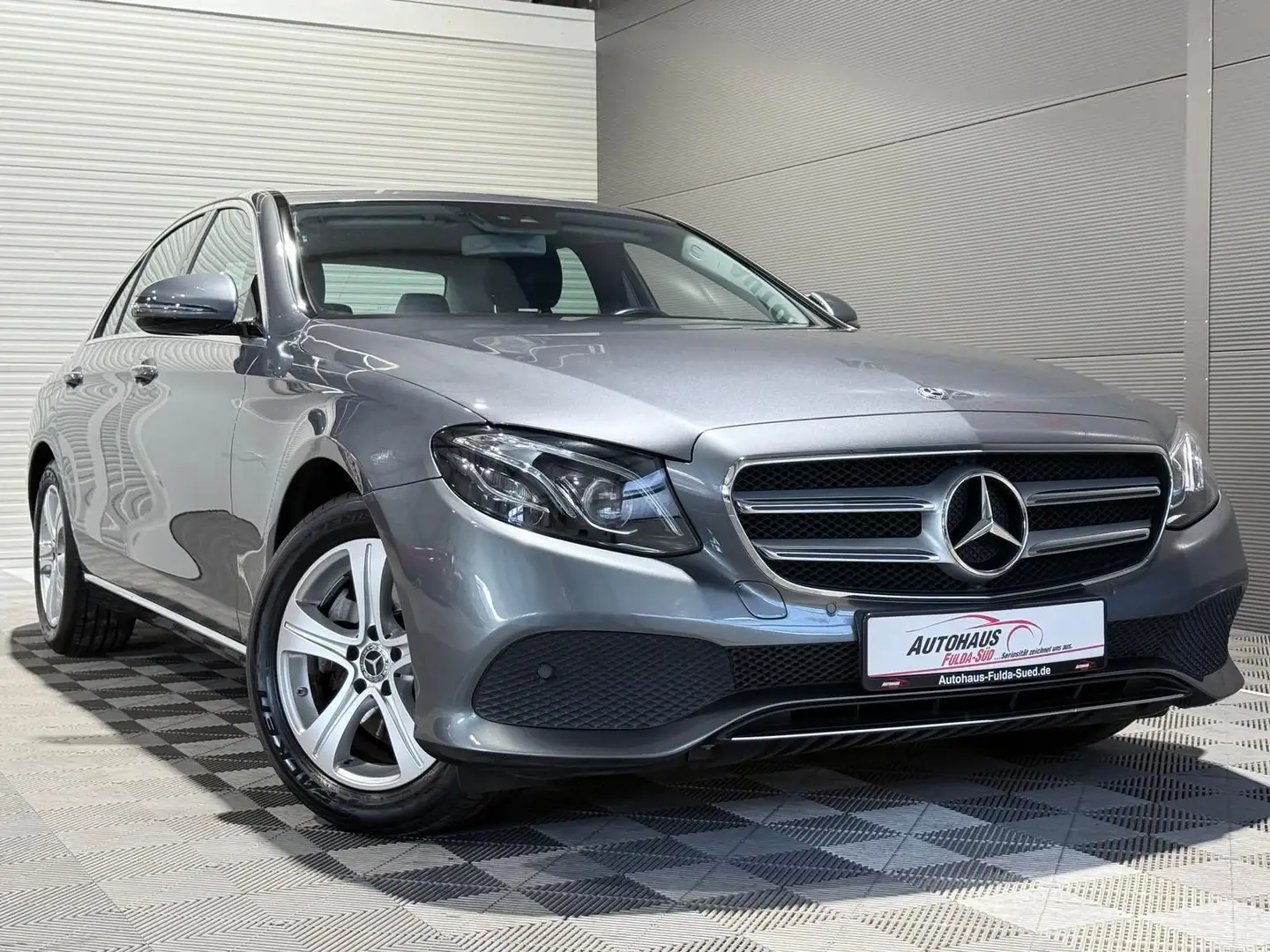 Mercedes-Benz E 200 CGI 4Matic Avantgarde Limousine°RFK°FSE°BT Grijs - 1
