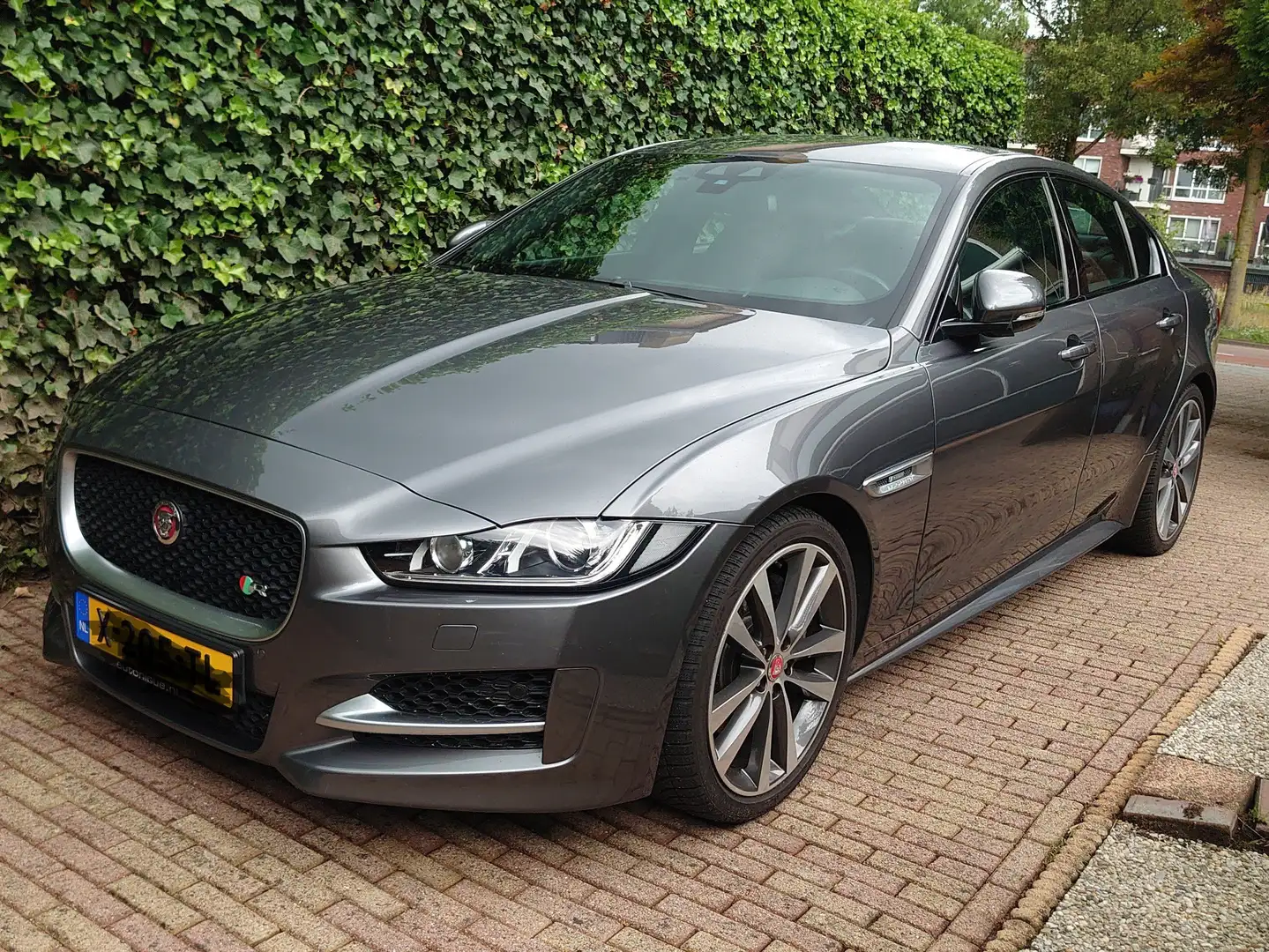 Jaguar XE R-SPORT 2.0 Portfolio Grijs - 1