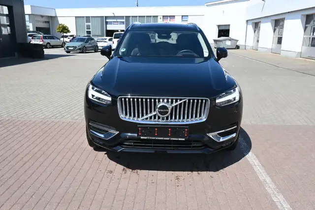 Volvo XC90 view 3