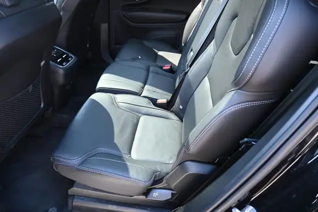 Volvo XC90 view 12