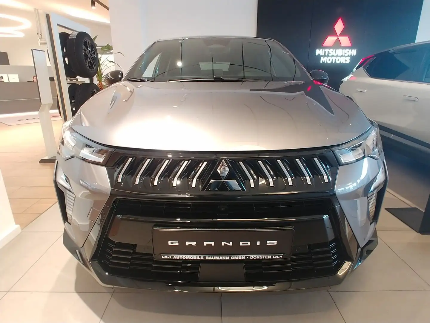 Mitsubishi Grandis 1.8 Hybrid Benziner Intro Edition Grau - 2