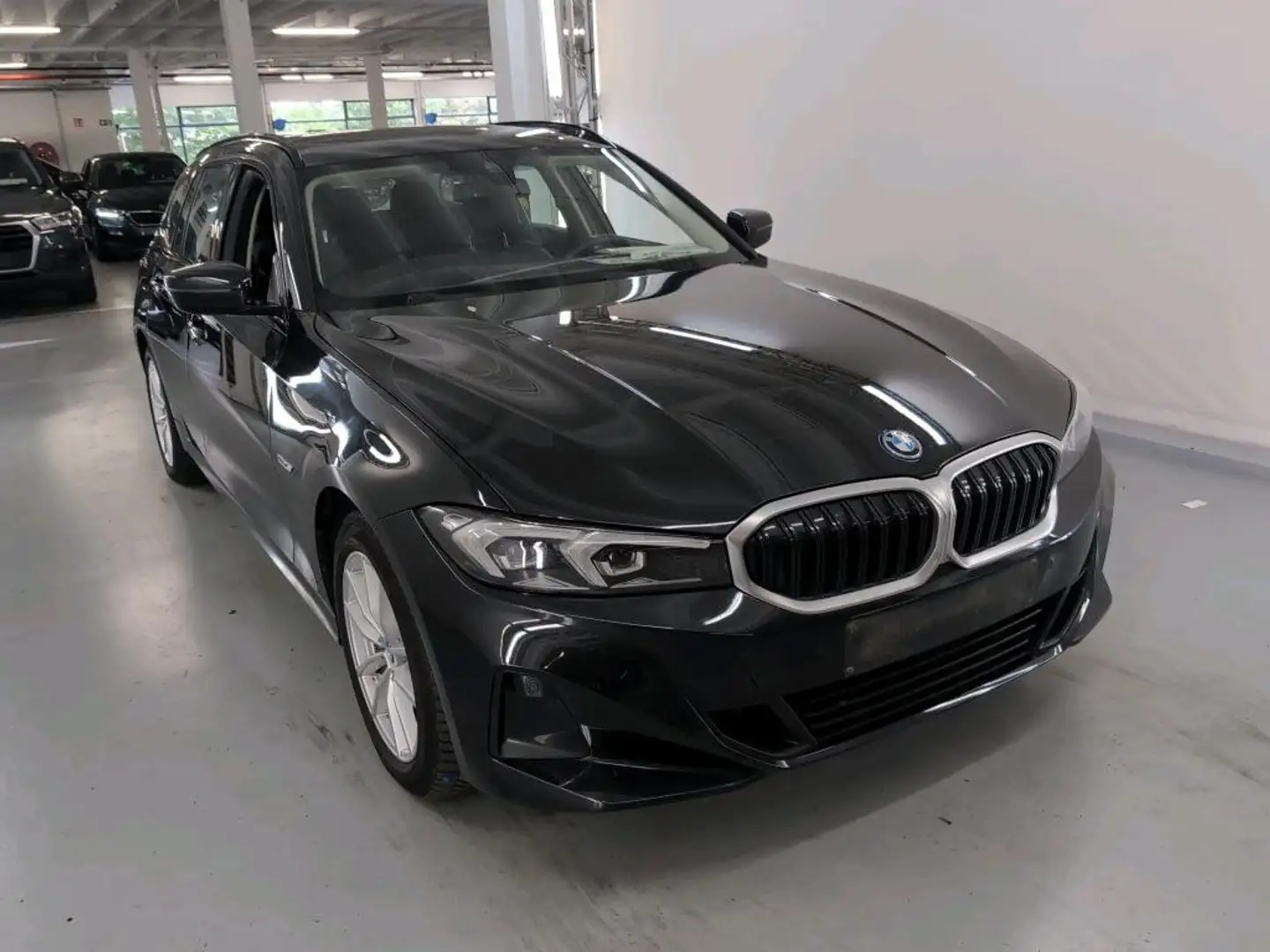 BMW 320 320e Touring Aut. FACE-LIFT Zwart - 2