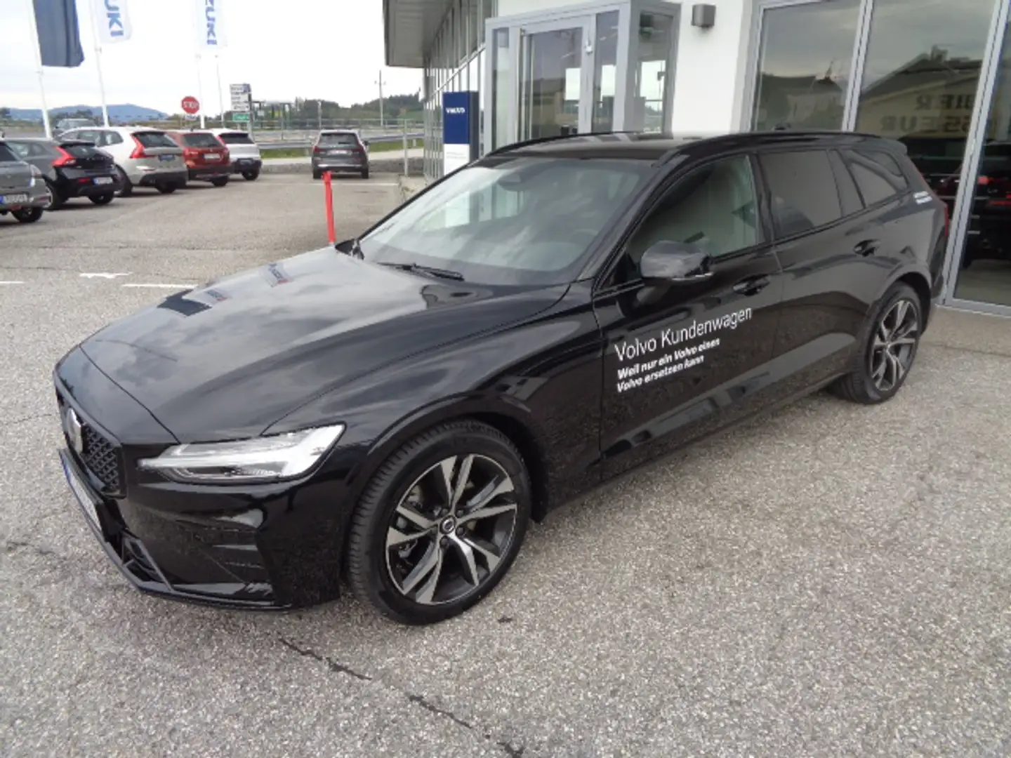 Volvo V60 Plus Dark, B4, Mild Hybrid, Benzin Schwarz - 2