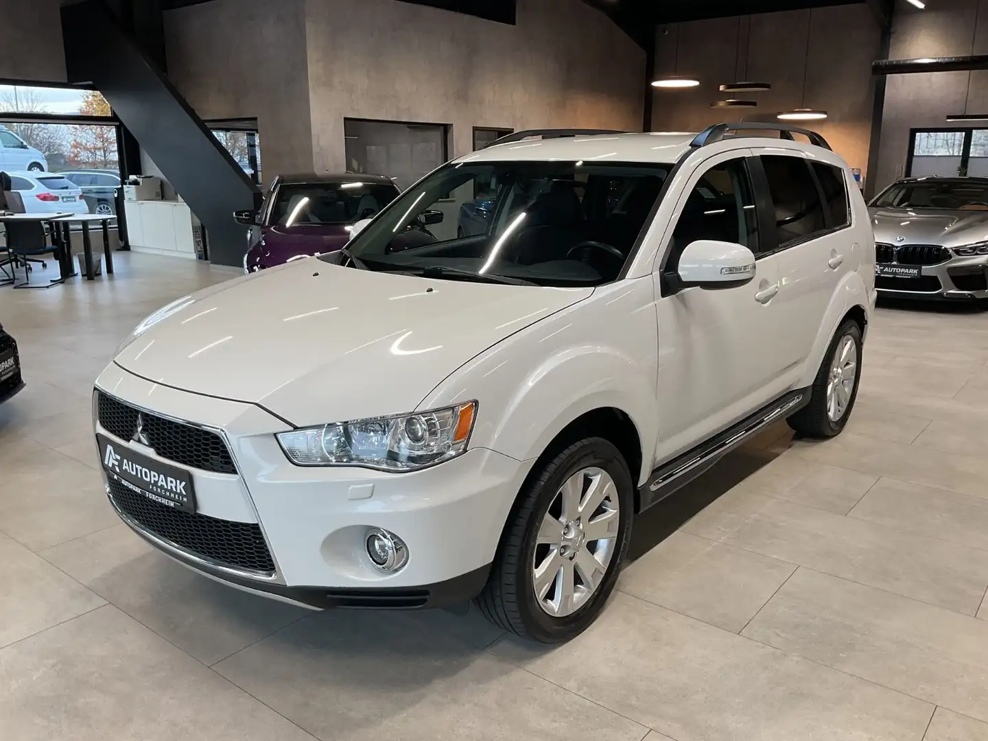 Mitsubishi Outlander Motion 4WD Teilleder Xenon Sitzh. Weiß - 1