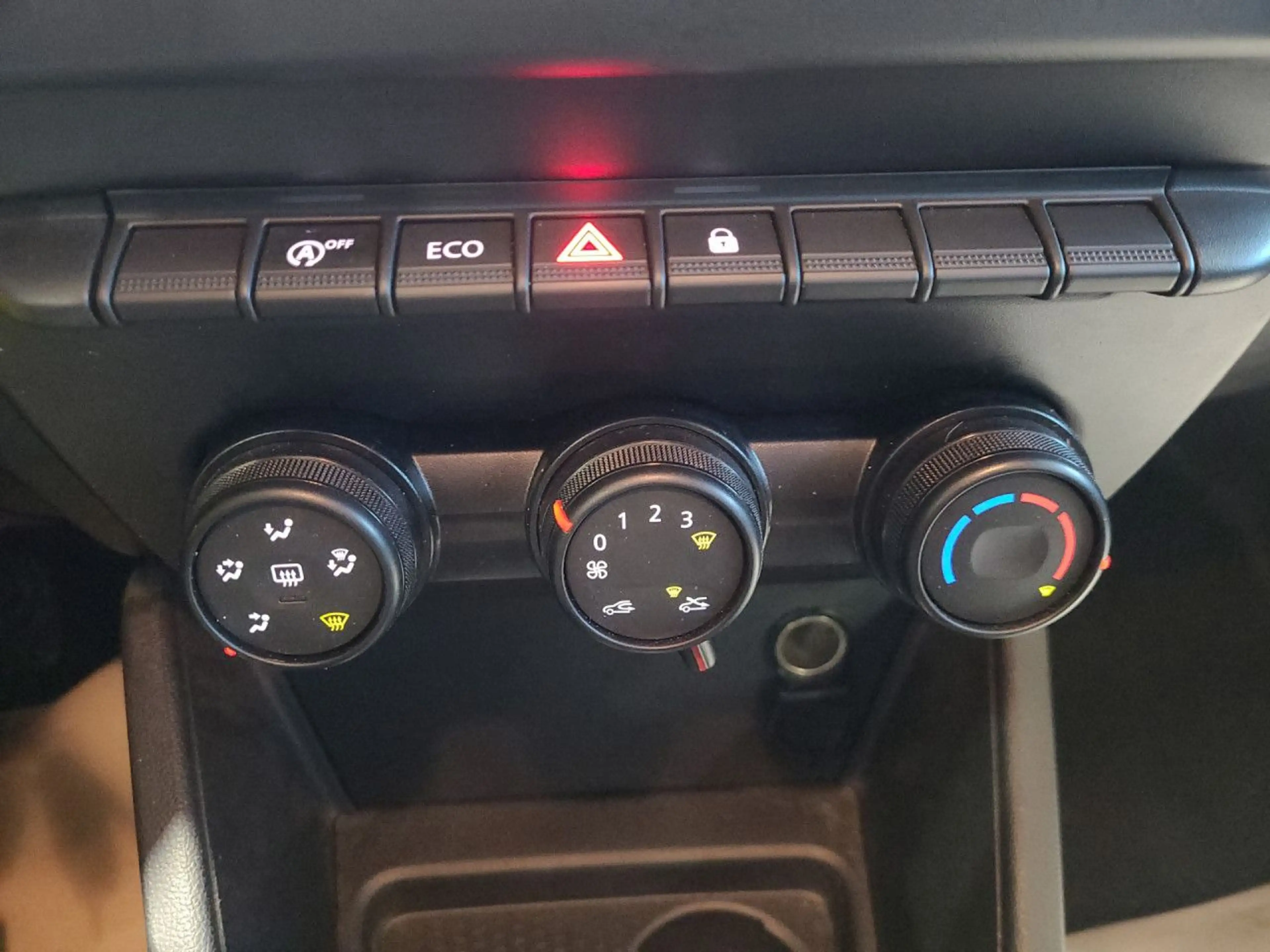 Dacia Duster Essential Bluetooth LED el. Fenster — photo 21