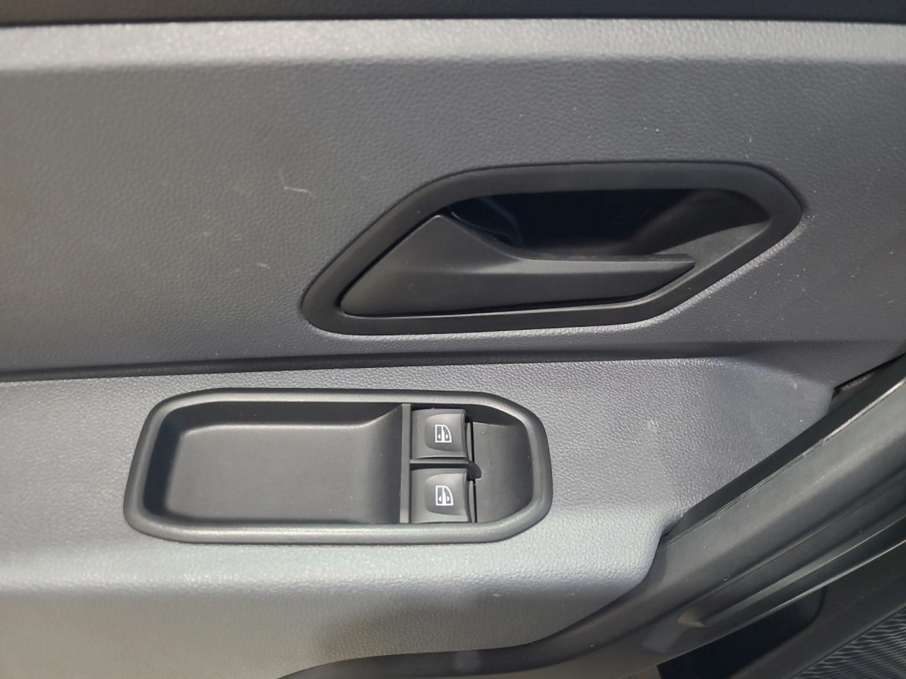 Dacia Duster Essential Bluetooth LED el. Fenster — photo 9