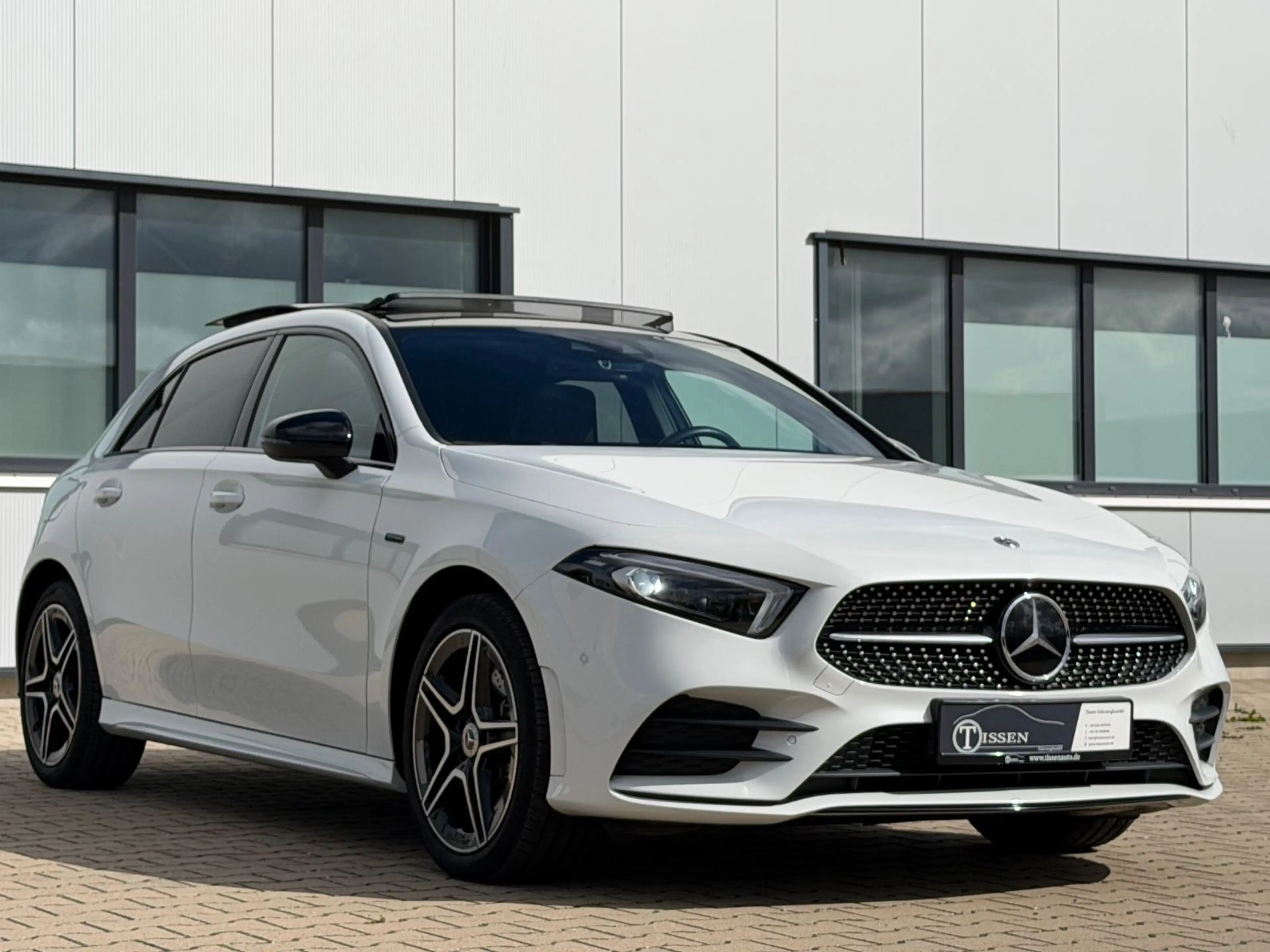Mercedes-Benz A 250 e AMG Pano Burme Night Memory MBeam ACC — photo 3