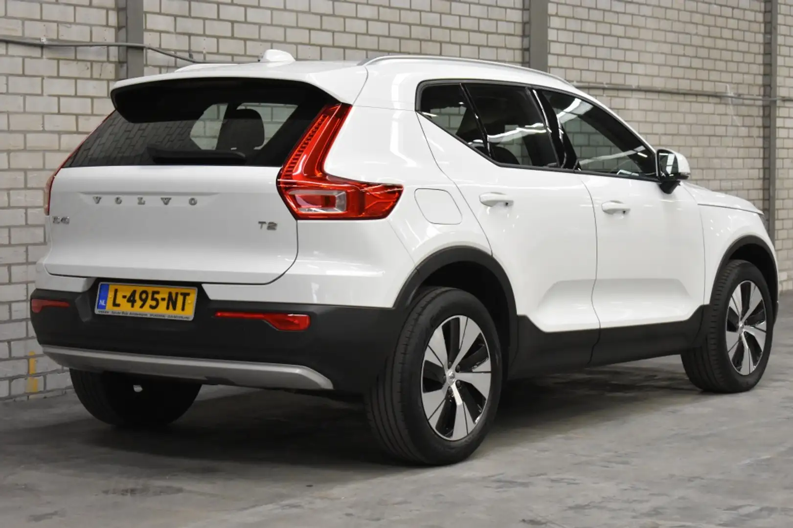 Volvo XC40 T2 129pk Aut. Momentum | 18'' | Apple Carplay | Cl Wit - 2