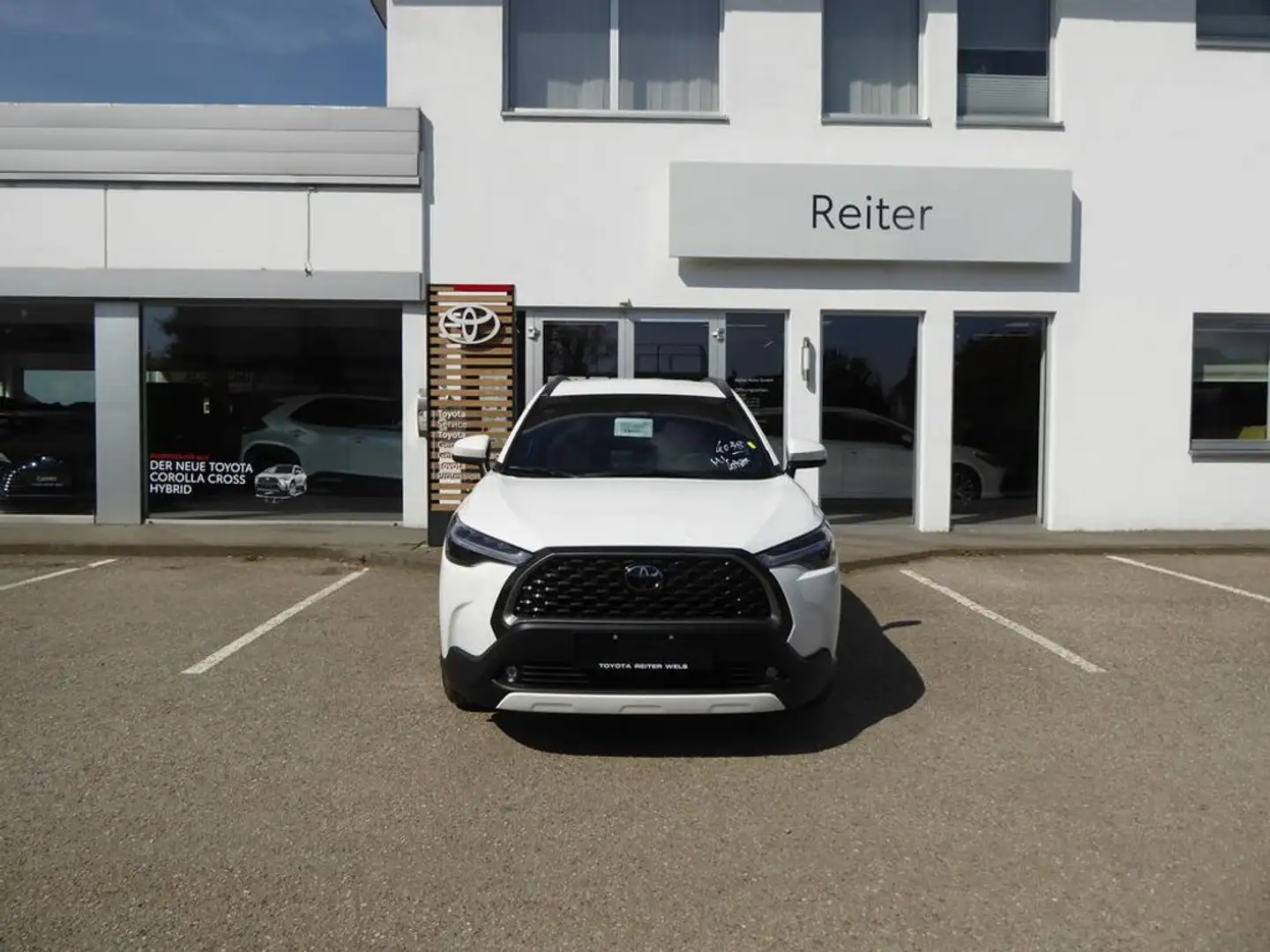 Toyota Corolla Cross 1,8 Hybrid Active Drive 2WD Белый - 1