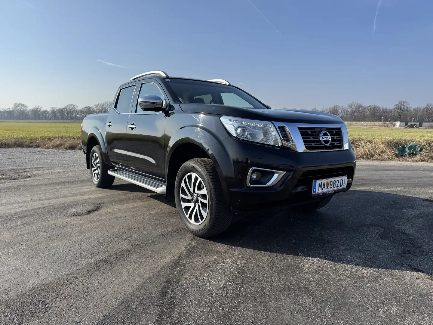 Nissan Navara Double Cab 4x4 Aut. Schwarz - 2