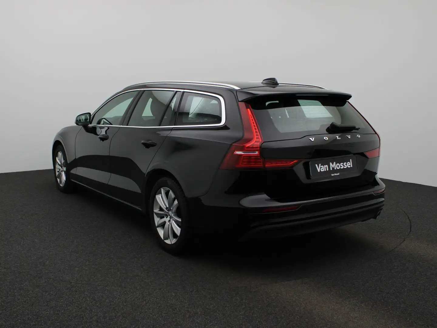 Volvo V60 D3 Momentum Pro LED | NAVI | Apple Car Play Zwart - 2