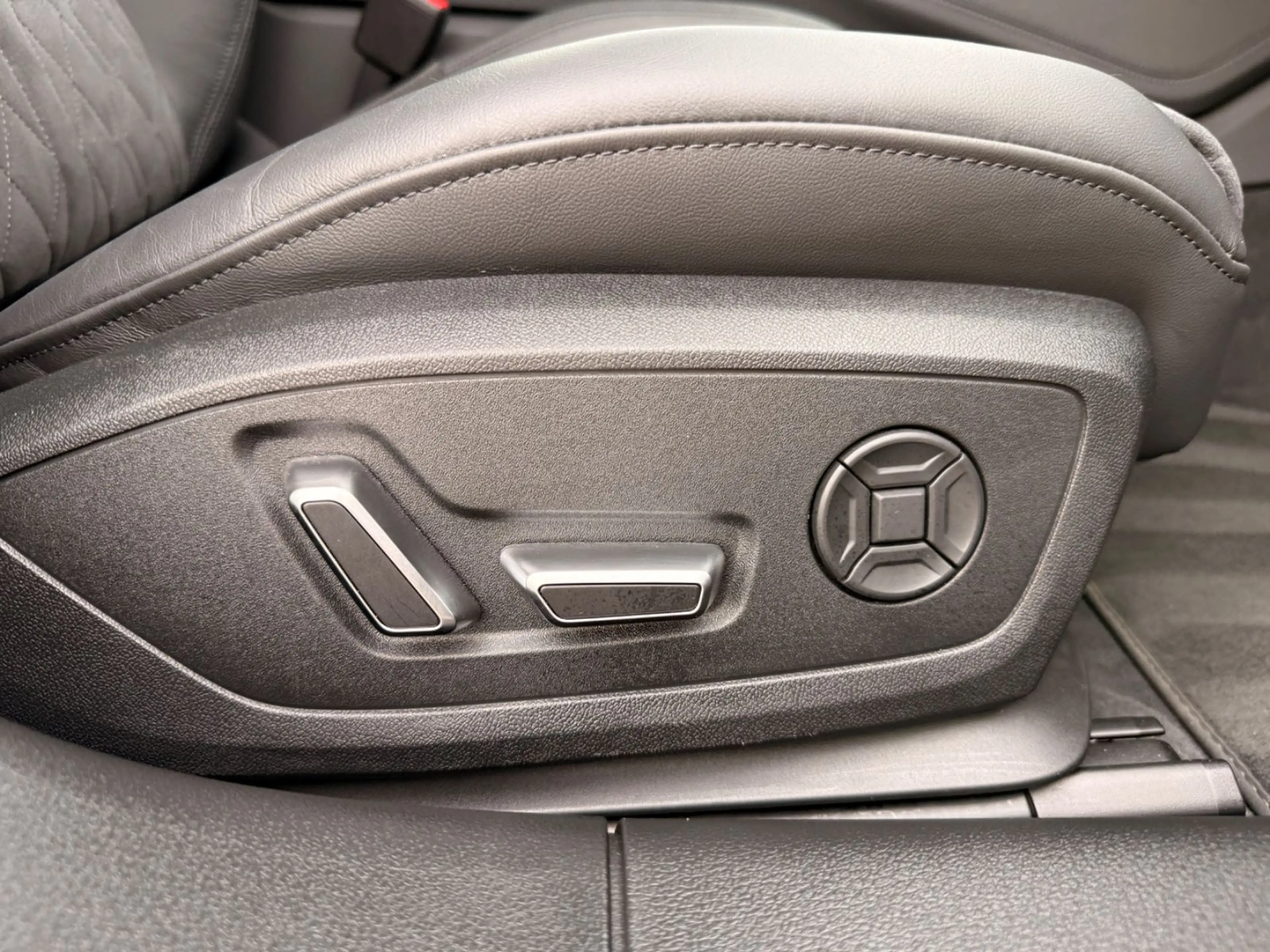 Audi RS6 Avant 4.0 TFSI quattro/360°/Pano/Memo/ACC — photo 28