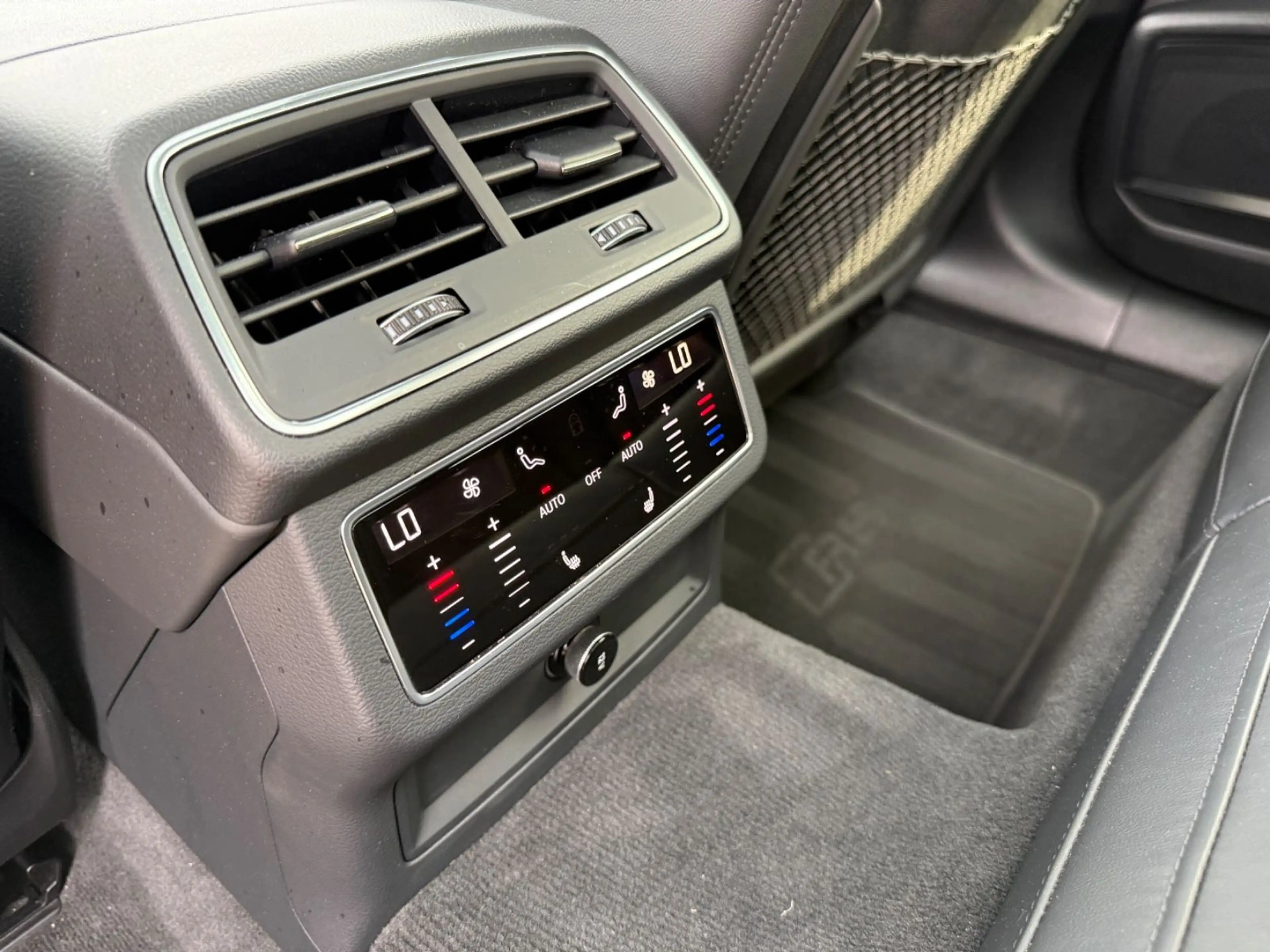 Audi RS6 Avant 4.0 TFSI quattro/360°/Pano/Memo/ACC — photo 36