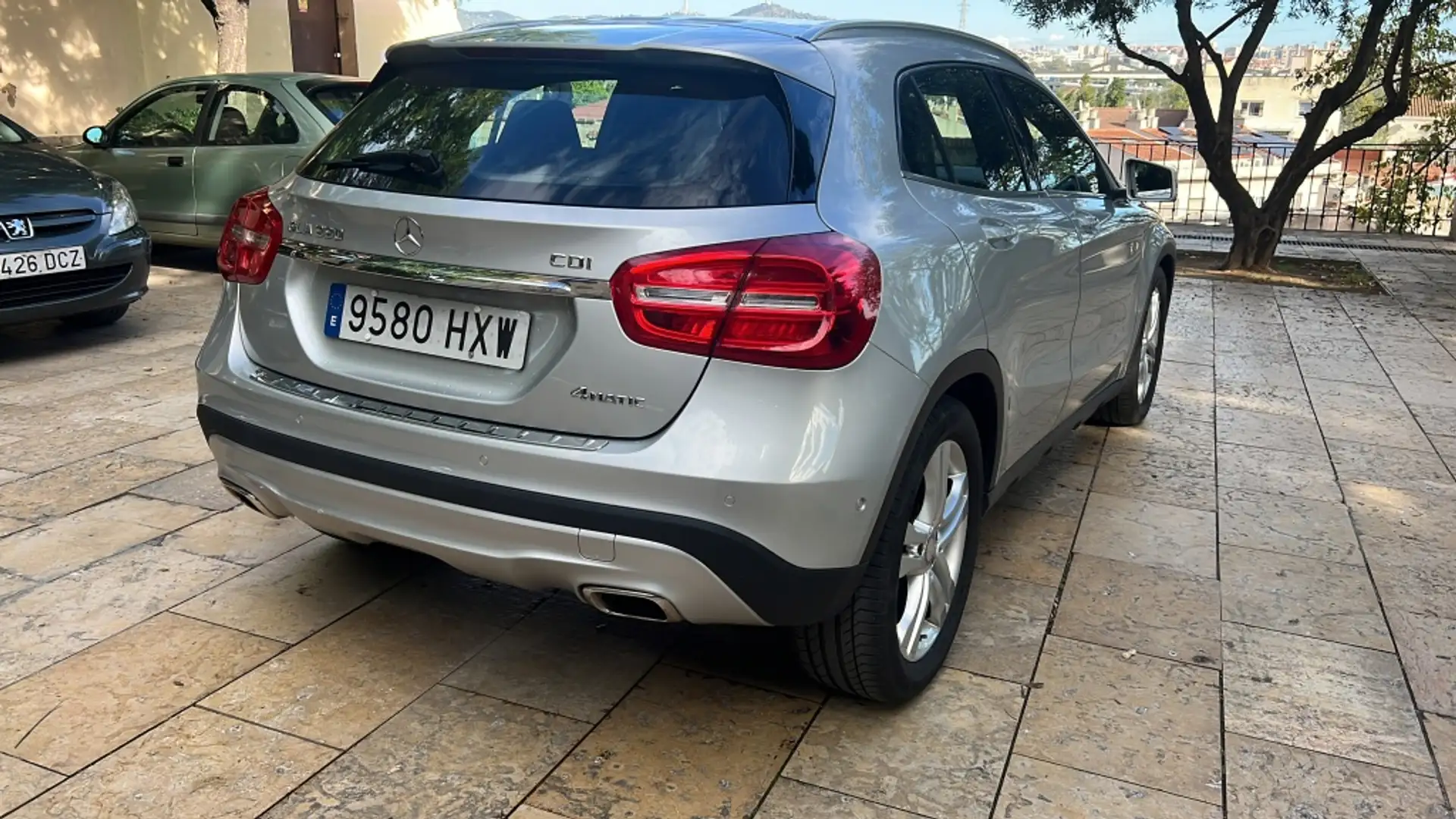 Mercedes-Benz GLA 220 220d Urban 4Matic 7G-DCT Plateado - 2