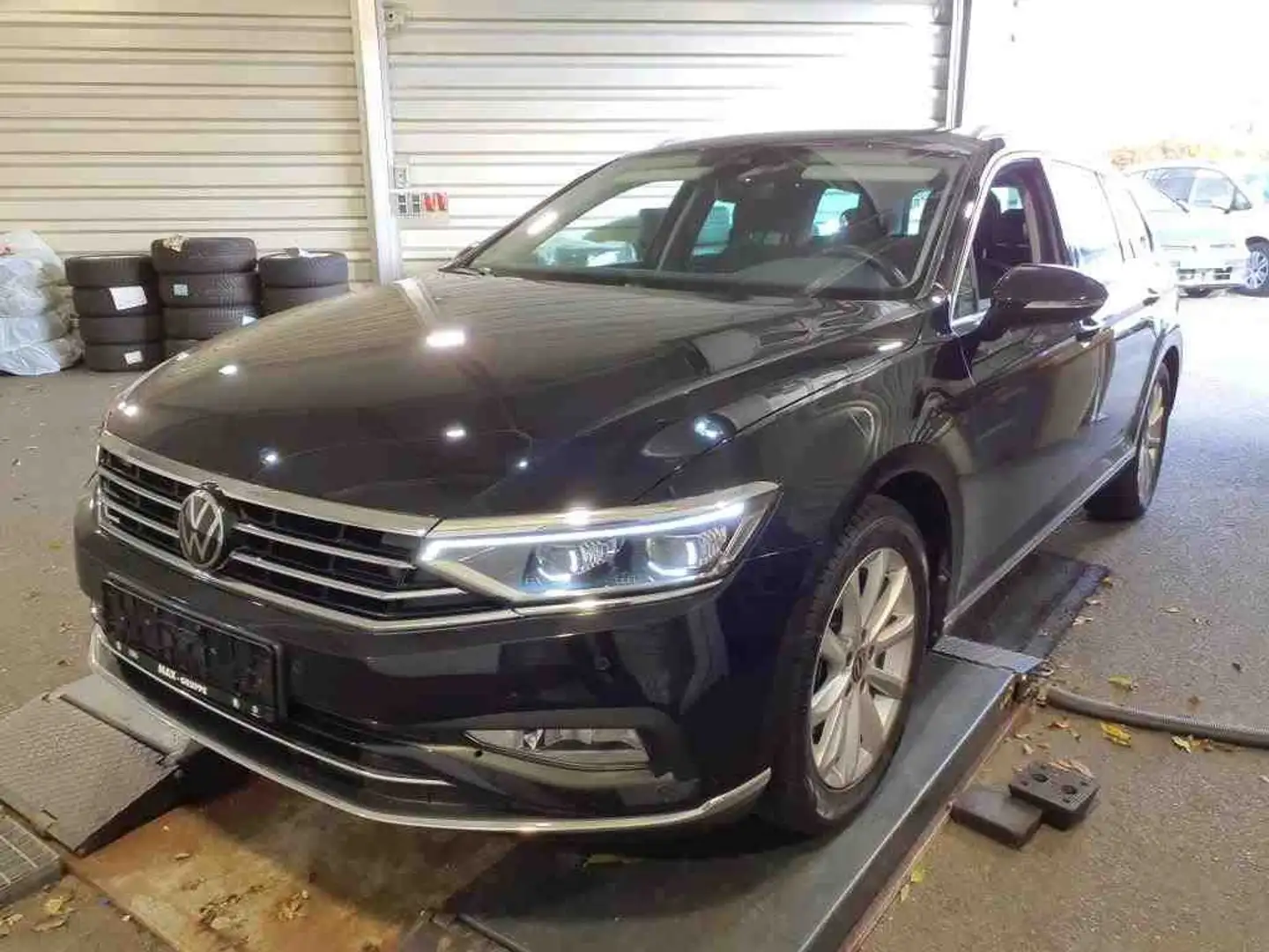 Volkswagen Passat Variant 2.0 TDI DSG ELEGANCE +AHK +IQ.LIGHT +ACC +RKAM +N Schwarz - 2