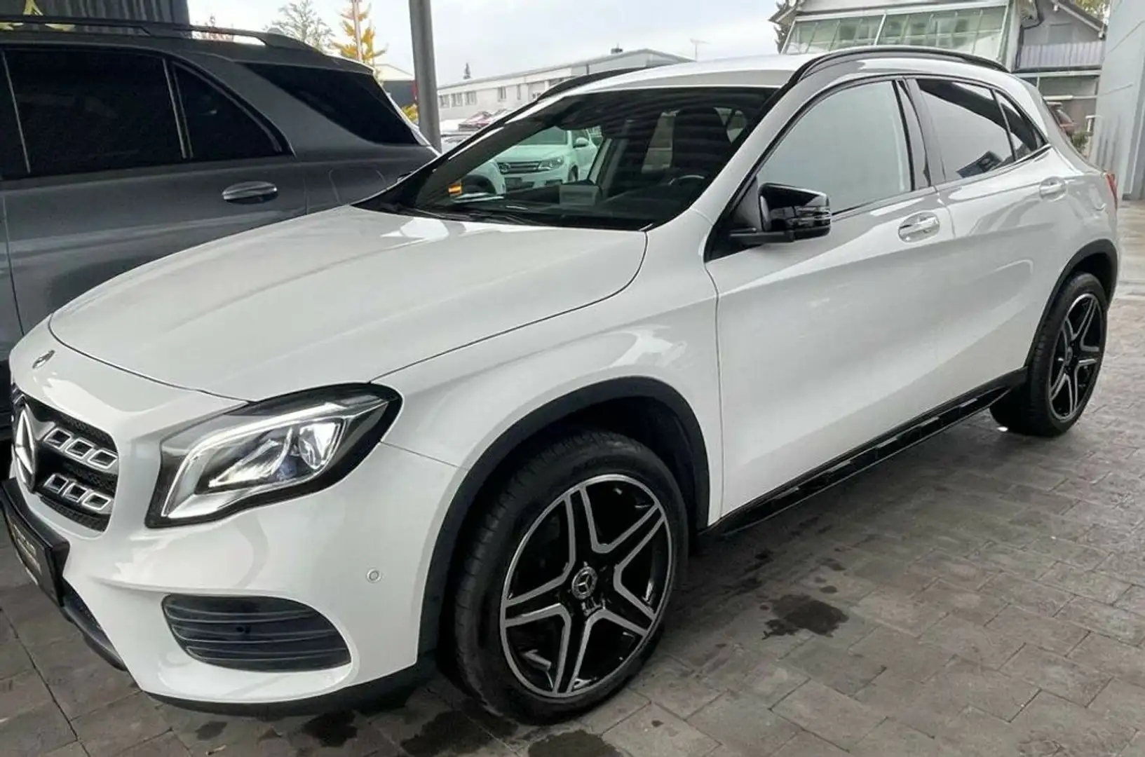 Mercedes-Benz GLA 200 d Austria Night Edition Automatik AMG Blanc - 1